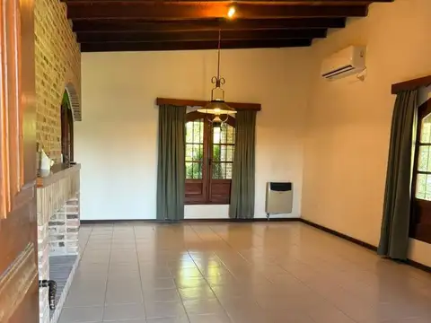 Casa en Alquiler con 1 cochera