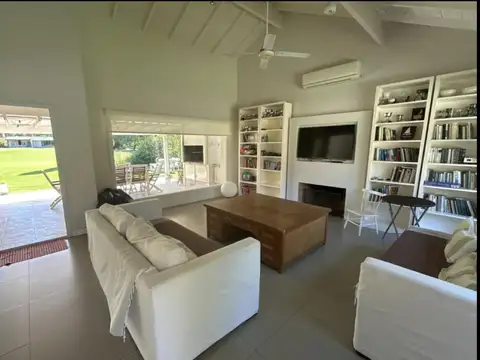 C.C. Los Cardales Sobre Golf 3 dorm con vista 2 suites, reciclada a nuevo   Super Luminosa