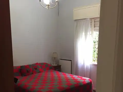 MORÓN CENTRAL SUR - CASA DE ESTILO 4 AMBIENTES +JARDIN Y TERRAZA - IMPECABLE    PERMUTA