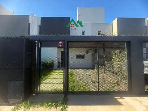 Casa en venta en Valle Escondido – 2 dormitorios, galería con asador y cochera APTA CRÉDITO- Financiación y entrega disponibles