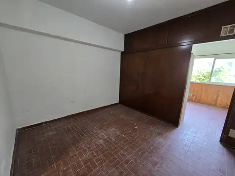 Monoambiente dividido al frente, 2do por escalera