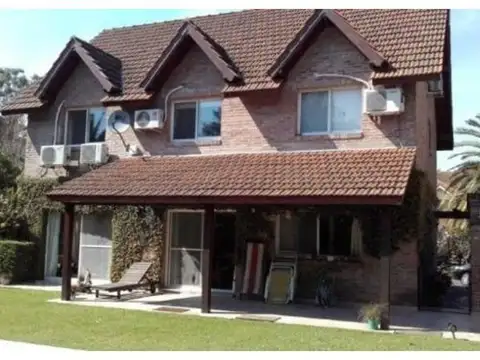 IMPECABLE CHALET 4 DOR + DEP DE SERV, JARDÍN, PARRILLA Y PISCINA. LOTE CENTRAL. Bº CERRADO LA CHACRA