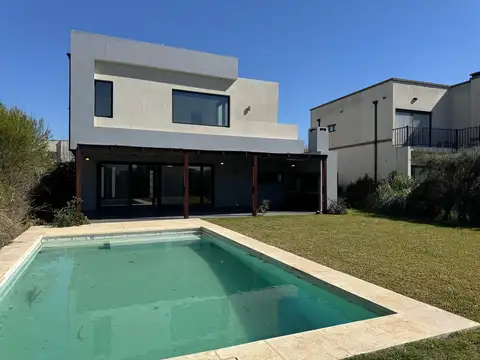 Casa 5 ambientes con 3 baños