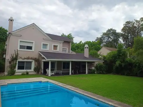 Casa en Alquiler con 1 cochera