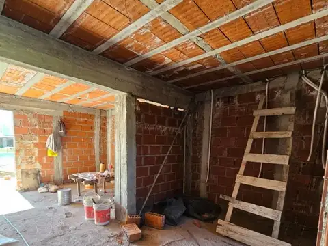 VENTA DUPLEX 3 DORMITORIOS 2 BAÑOS COLINAS MANANTIALES COCHE