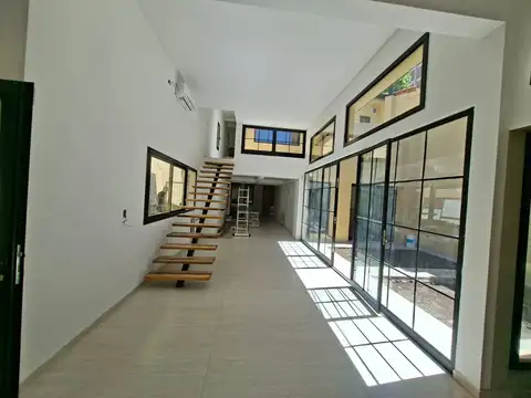 Casa 7 ambientes con 4 baños