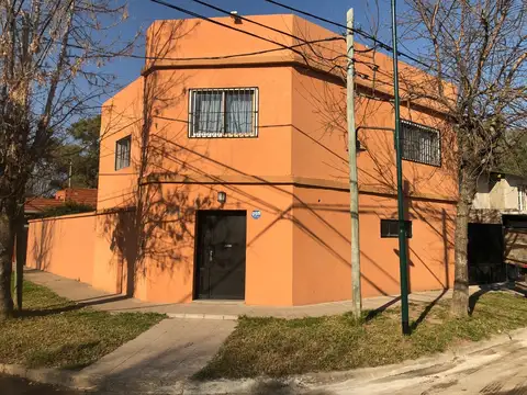Casa en 2 plantas de 4 ambientes con jardín y quincho 