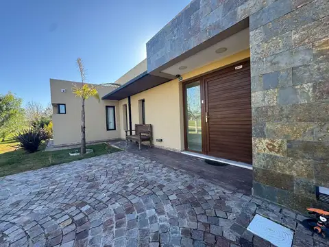 Casa 5 ambientes con 4 baños