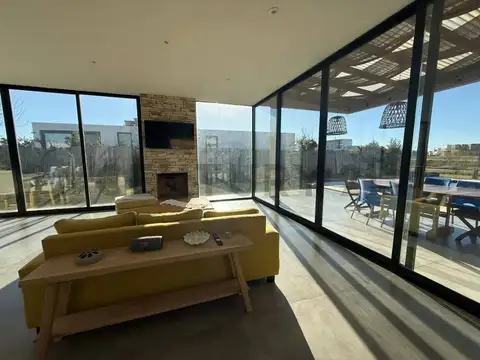 Casa 6 ambientes con 2 baños