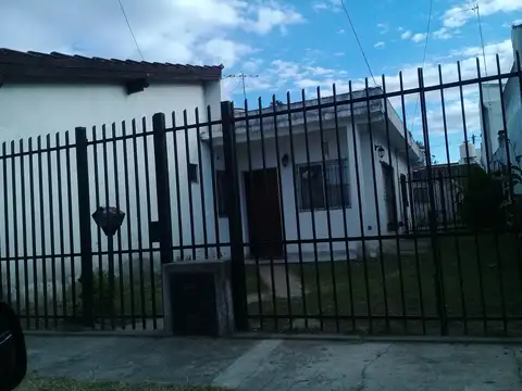 Casa de 3 ambientes con jardin 