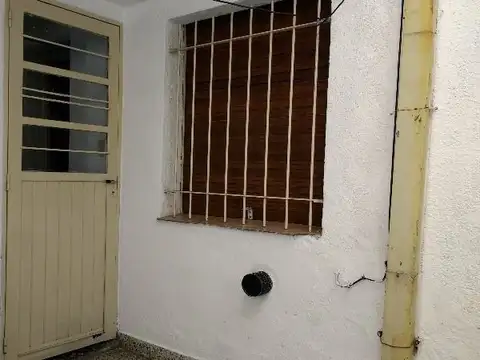 59 e 10 y 11 Monoambiente PH por pasillo cocina separada, patio. Sin expensas