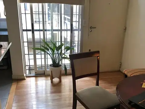 Hermoso 2 amb. con cochera, a mts. de Av. Centenario y estacion, apto profesional, oportunidad!