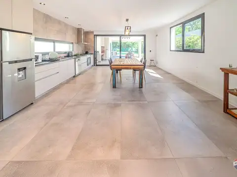CASA EN VENTA 5 AMBIENTES CON PILETA EN EL CARDAL