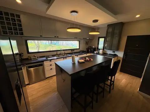 Casa 5 ambientes con 4 baños