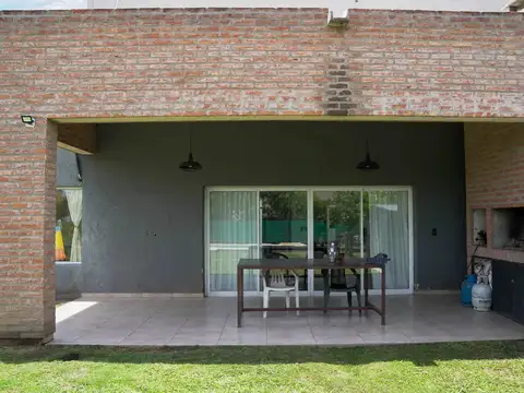 Alquiler casa en barrio Las Cañitas. 4 dormitorios. Pileta