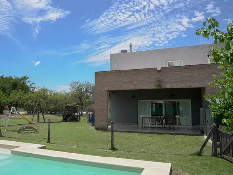 Casa 6 ambientes con 3 baños