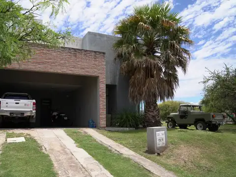 Alquiler casa en barrio Las Cañitas. 4 dormitorios. Pileta