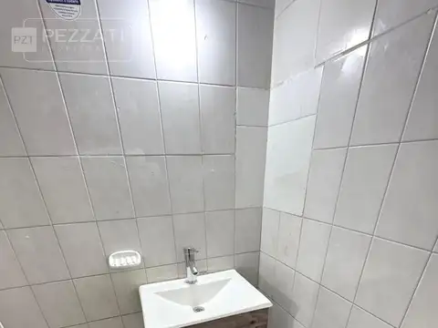 Local en alquiler. Zona Plaza Colon. 2 baños. sotano. Frente en blindex