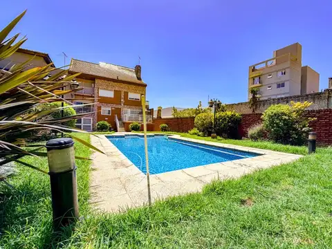 Casa en Venta con 3 cocheras