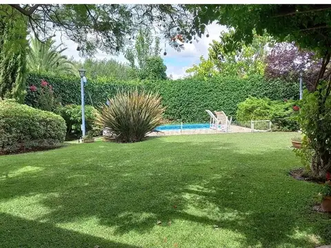 Espectacular Casa a la Venta/Alquiler en Barrio Los Tordos. Jardín, Parrilla, Pileta, Seguridad.