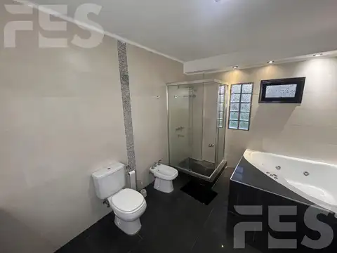 Casa en Alquiler con 2 cocheras