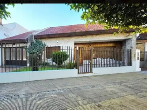 CASA EN LOTE PROPIO CON PATIO Y COCHERA