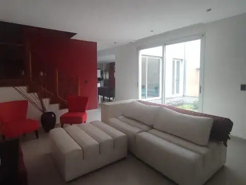 Casa en Venta con 4 cocheras