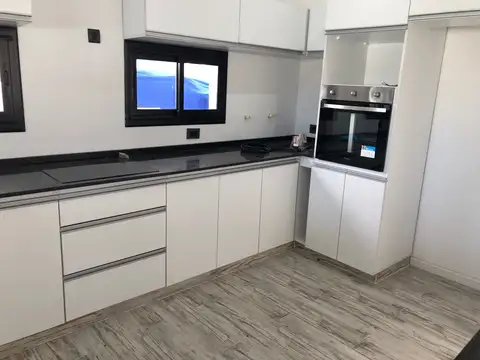 VENDO CASA DE  2 PLANTAS. 6 ambientes Piscina, Tigre