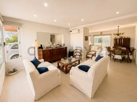 Casa en venta en San Ramón, Pilar del Este – 4 dormitorios, pileta y jardín parq