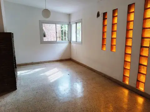 Casa en  Uranga Alquiler 2 dormitorios. Patios. Pileta.