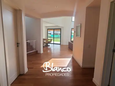 Casa 5 ambientes con 3 baños
