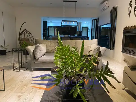 Casa 5 ambientes con 4 baños