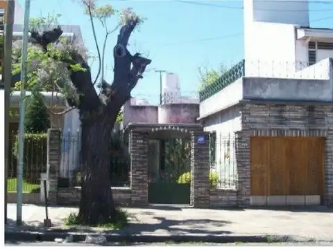 HERMOSA CASITA EN PLANTA BAJA 3 AMB CON GARAJE JARDIN PATIO y TERRAZA