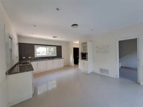 Casa en Alquiler con 2 cocheras