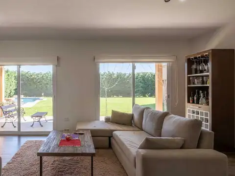 Casa en Venta en Loma Verde, USD 325.000