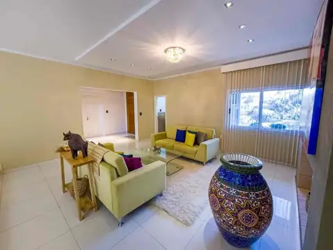 Casa 5 ambientes con 4 baños