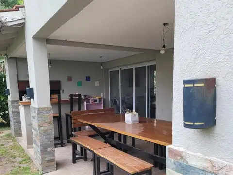 Casa en Alquiler con 4 cocheras