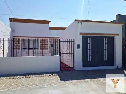 Casa en venta - 2 dormitorios 1 baño - Cochera - 277mts2 - Ensenada