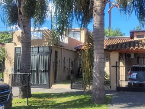Casa 6 Ambientes con Pileta en Venta - Castelar Norte