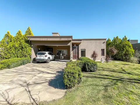 Casa de 3 dormitorios con pileta desarrollada en una sola planta, Puerto Roldan