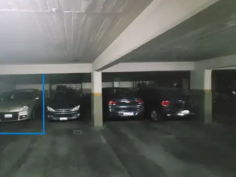 Cochera. Edificio con seguridad, portón automático