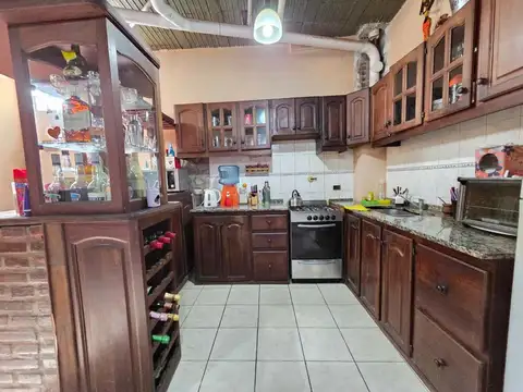 Casa 4 ambientes con 2 baños