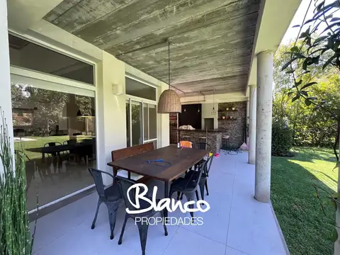 Casa 5 ambientes con 4 baños