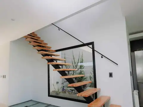 Casa en VENTA de categoría, 4 dormitorios . GONNET