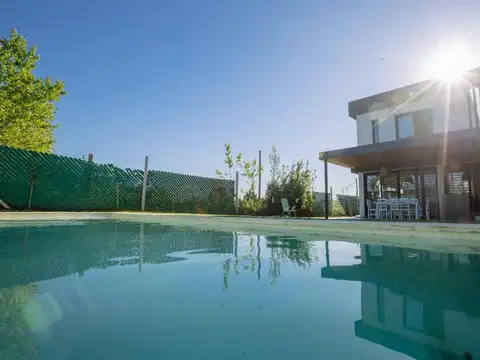 Casa en VENTA de categoría, 4 dormitorios . GONNET