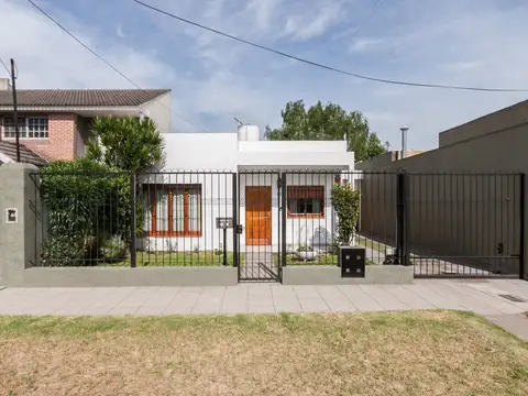 CASA 3 AMB. CON COCHERA, QUINCHO Y CUARTO DE SERV.