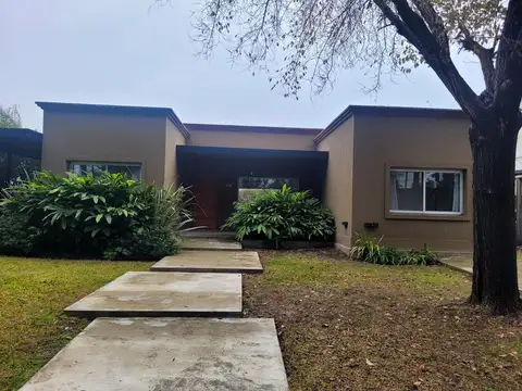 Casa en Planta baja: 4 cuartos, 3 baños, cocina, living comedor. Pileta + parrilla Cochera techada