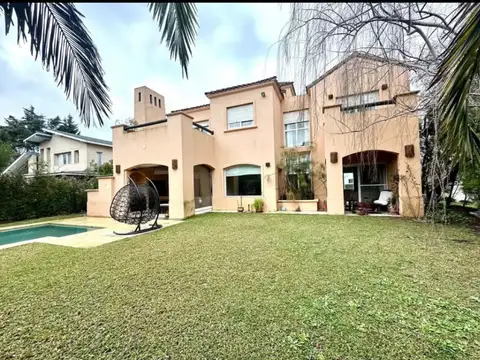 Casa en Venta con 3 cocheras