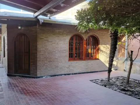 VENTA CASA CUATRO DORMITORIOS SEXTA SECCION MZA