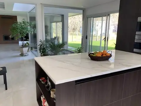 Casa 12 ambientes con 5 baños